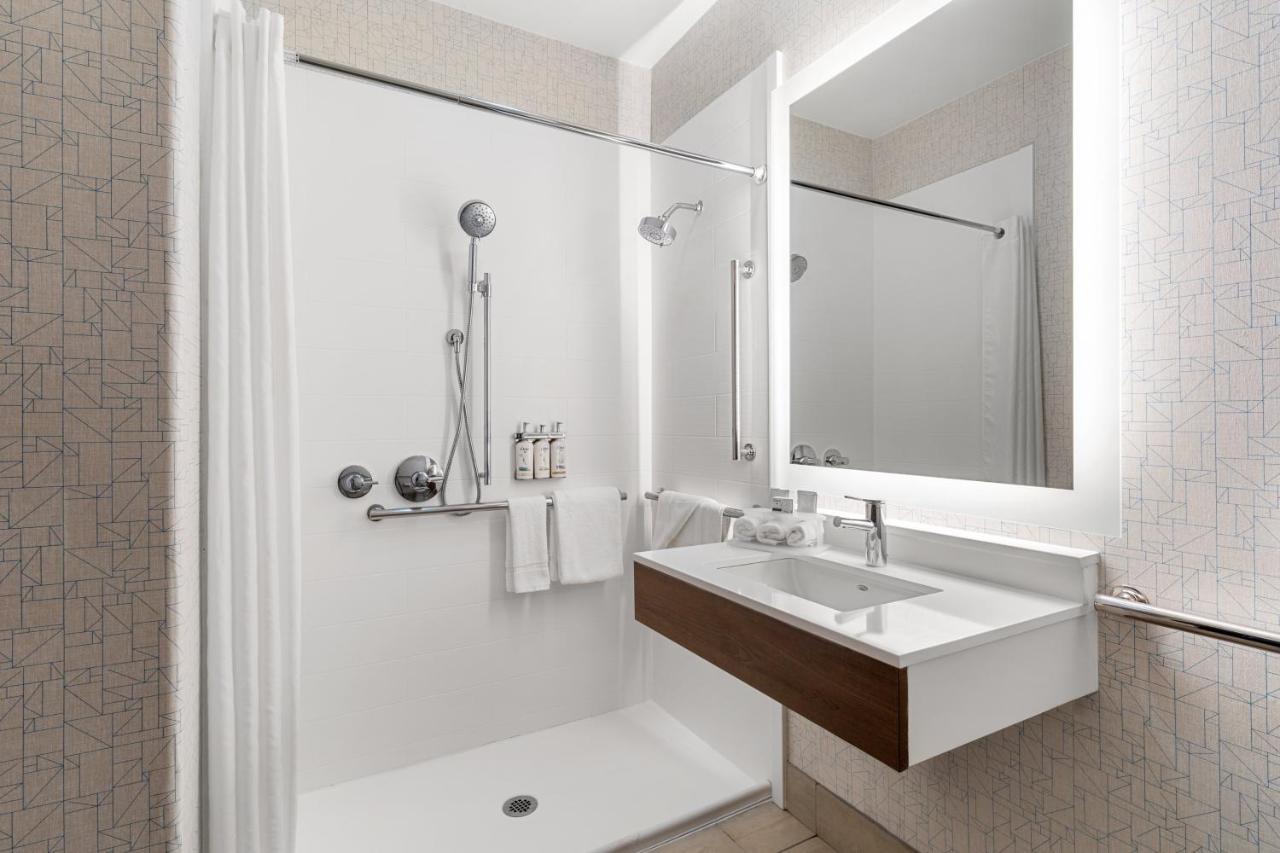 Holiday Inn Express Vancouver North By Ihg Exterior photo