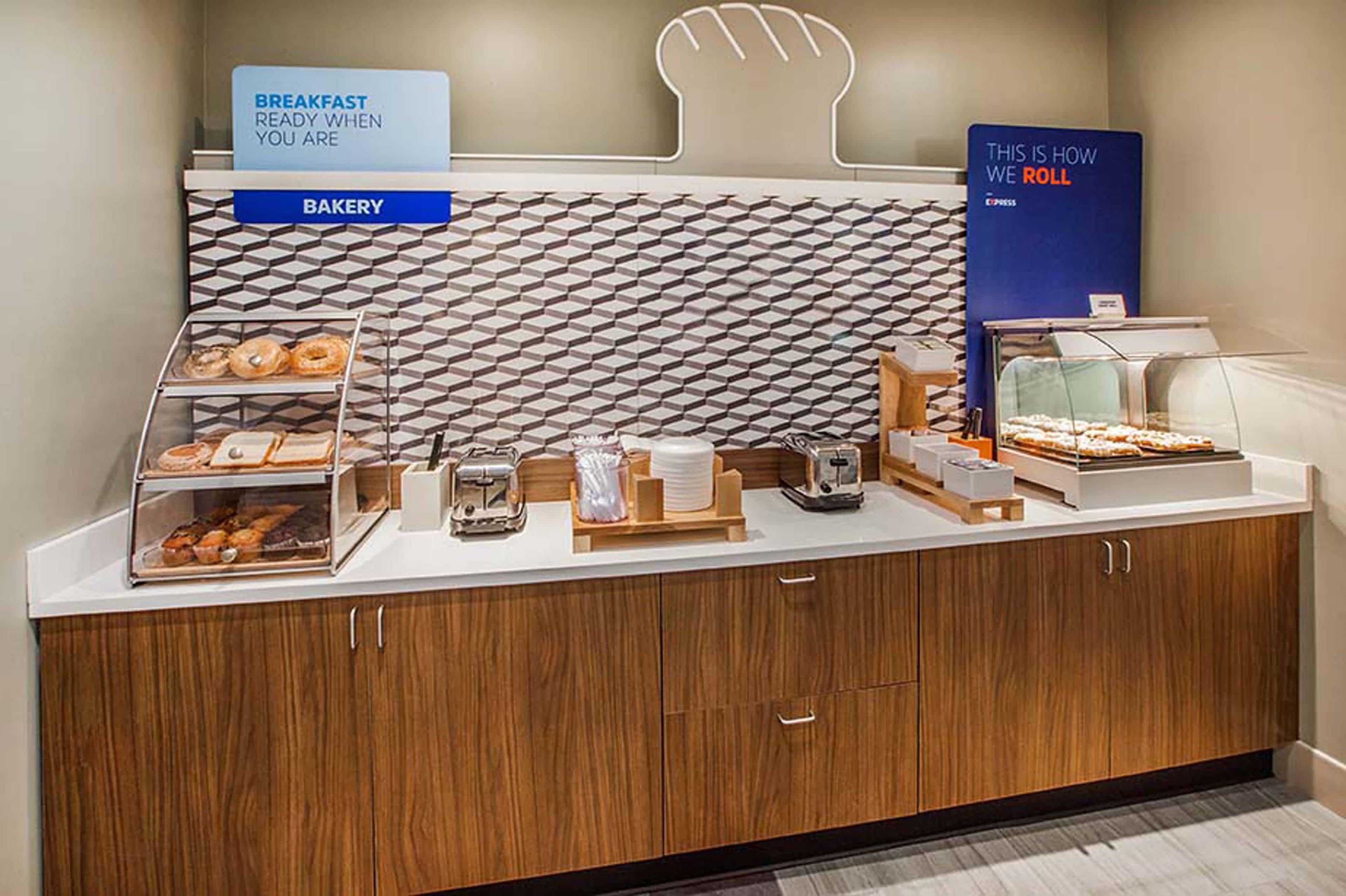 Holiday Inn Express Vancouver North By Ihg Exterior photo