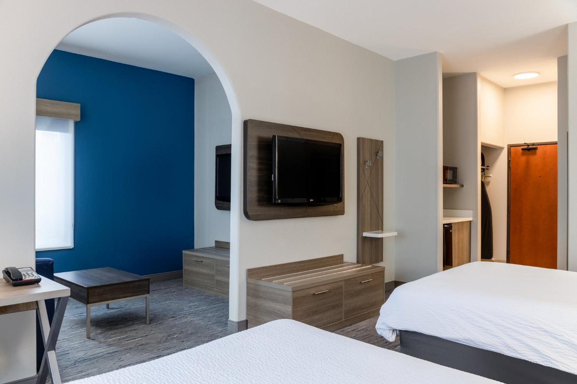 Holiday Inn Express Vancouver North By Ihg Exterior photo