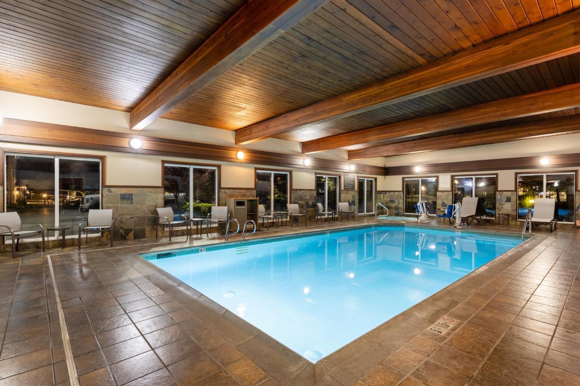 Holiday Inn Express Vancouver North By Ihg Exterior photo
